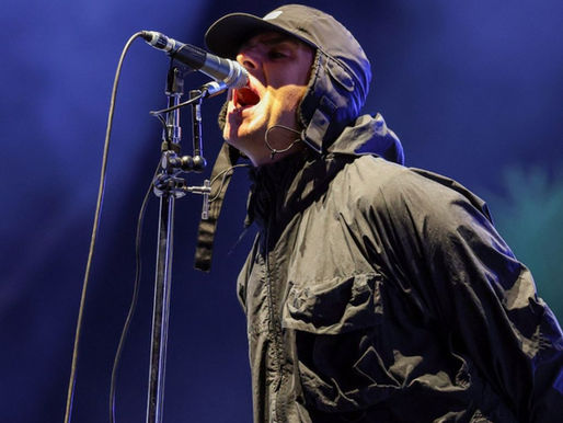 Liam Gallagher recebe prêmio da PETA após adotar cão de rua e apoiar caridade animal