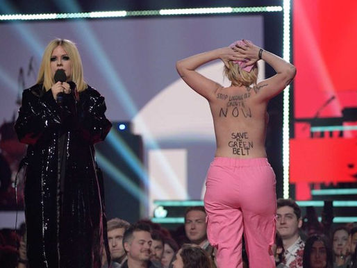 Manifestante de topless invade palco do Juno Awards durante discurso de Avril Lavigne