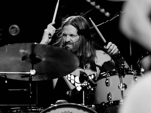 Foo Fighters cancela todas as datas de sua turnê “devido à perda inesperada” de Taylor Hawkins