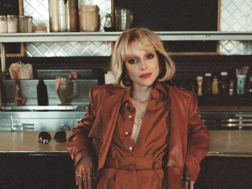 St. Vincent entrega uma sonoridade sucinta com letras confessionais em 'Daddy's Home'