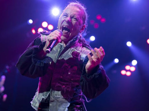 Bruce Dickinson prefere que o Iron Maiden o substitua se ele não puder mais cantar