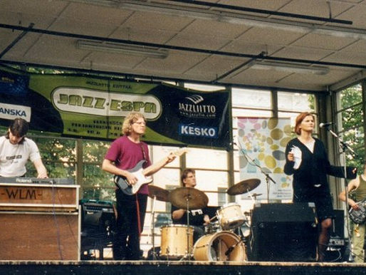 Por meio de Väistyy Mielen Yö a Viima entrega uma embalagem musical cheia de materiais surpreendentes