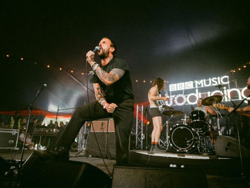 IDLES apresenta 'Brutalism' na íntegra de surpresa no Glastonbury 2022, público vai à loucura