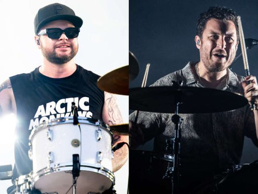 Ben Thatcher, do Royal Blood, aparece com camisa do Arctic Monkeys no Glastonbury 2023