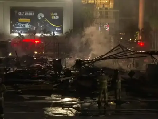 Fãs lamentam incêndio que destruiu exposição Casa Warner no Rio de Janeiro