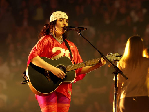 Billie Eilish mostra trechos de novas músicas e fala sobre bloqueio criativo