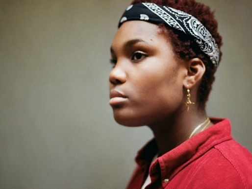 Arlo Parks encontra seu caminho no debut 'Collapsed In Sunbeams'; um álbum poético e pessoal.