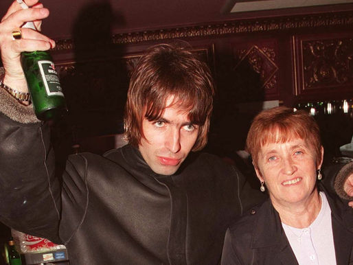 Liam Gallagher e sua mãe Peggy