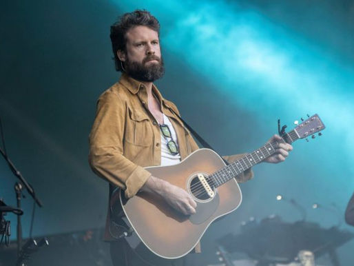 Father John Misty lança novo single e sugere álbum de compilação