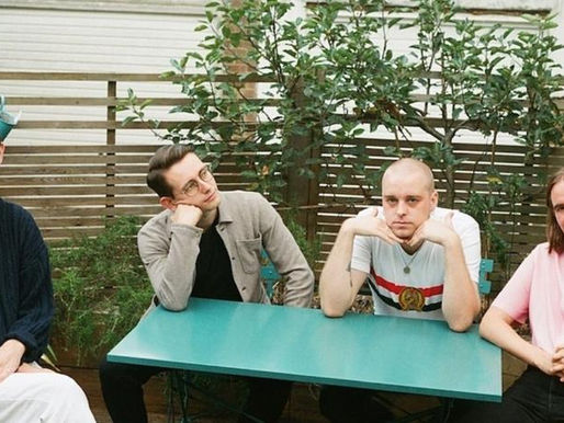 Italia 90 faz de Living Human Treasure um manifesto Pós-Punk Revival com atitude e energia