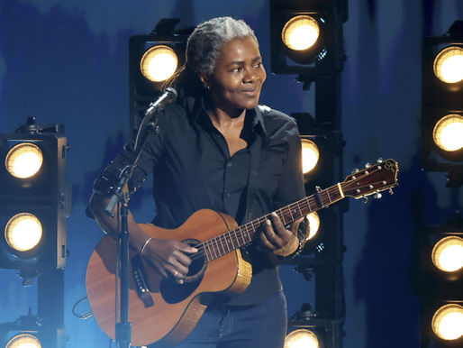 Tracy Chapman e Luke Combs encantam no Grammy 2024 com performance histórica de 'Fast Car'