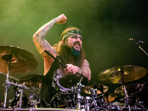 Mike Portnoy se apresenta ao vivo.