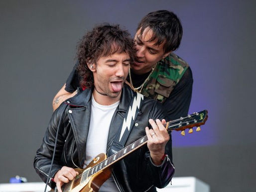 The Strokes: fã sobe ao palco para cantar ‘Ode To The Mets’ durante o Lytham Festival
