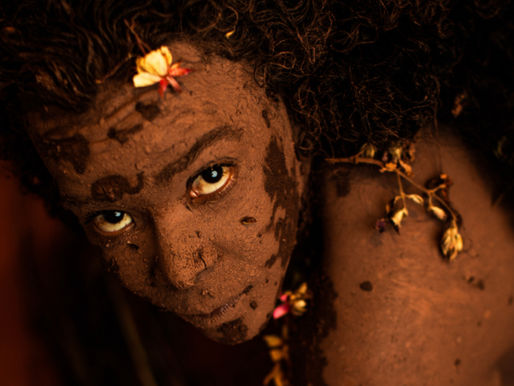Ana Flor lança “Pranto Terra” e mistura ritmos brasileiros em estreia solo