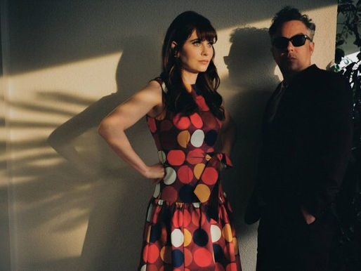 She & Him, projeto musical da atriz Zooey Deschannel, lançará disco novo em julho, Confira