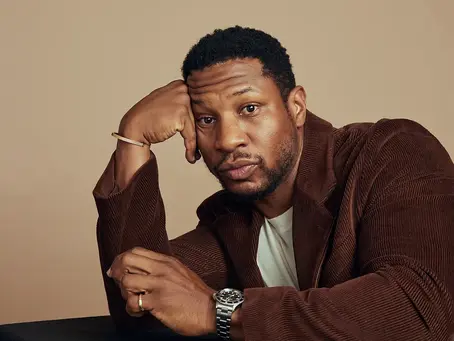 Jonathan Majors é considerado culpado por agressão e assédio contra namorada