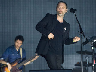 Thom Yorke e Colin Greenwood, do Radiohead, se apresentam no Festival de Glastonbury 2017