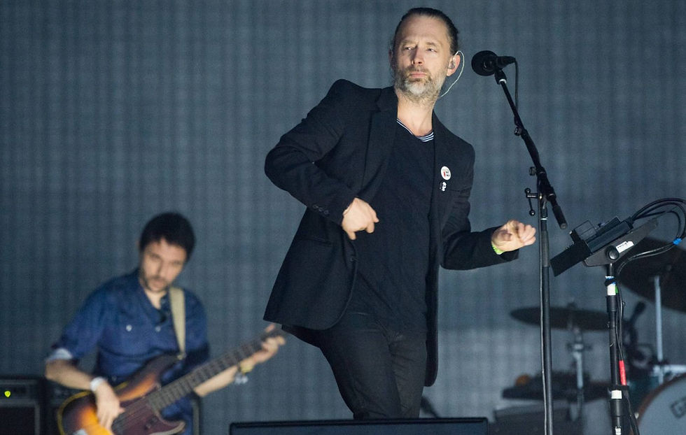 Thom Yorke e Colin Greenwood, do Radiohead, se apresentam no Festival de Glastonbury 2017