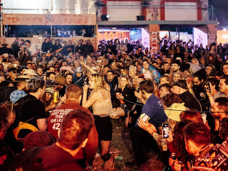 Lambrini Girls ao vivo no Glastonbury 2024.