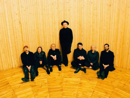 Belle And Sebastian compartilha novo single 'Young And Stupid' com mensagem de Jon Hamm