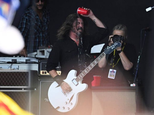 Foo Fighters toca no Pyramid Stage em Glastonbury e revela o segredo por trás da banda The Churnups