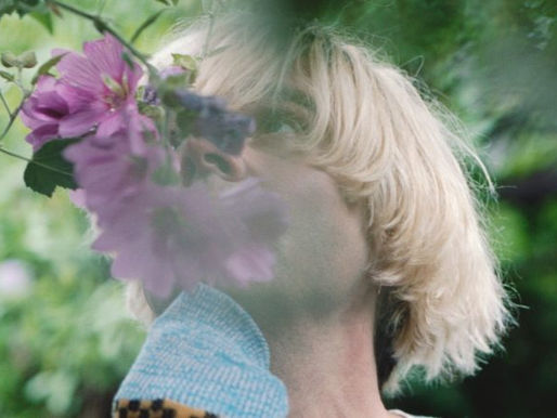 Tim Burgess anuncia álbum duplo 'Typical Music' e compartilha faixa-título