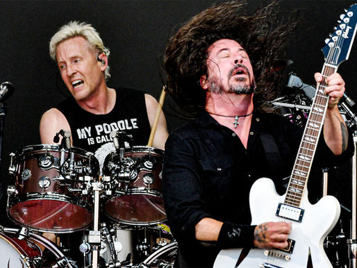 Josh Freese e Dave Grohl em show do Foo Fighters no Glastonbury 2023