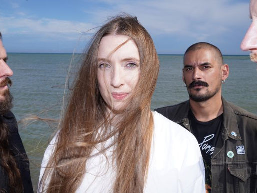 Dry Cleaning fala sobre turnê mundial e compartilha novo single ‘Gary Ashby’; confira