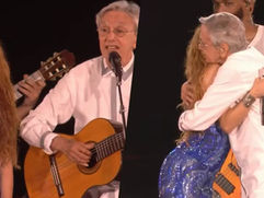 Shakira e Caetano Veloso durante show