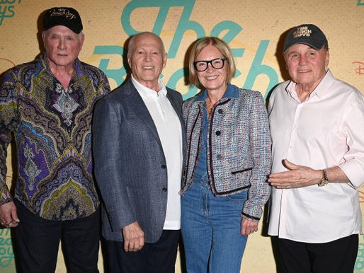 Mike Love e Bruce Johnston dos Beach Boys falam sobre novo documentário, apoio dos Beatles e saúde de Brian Wilson
