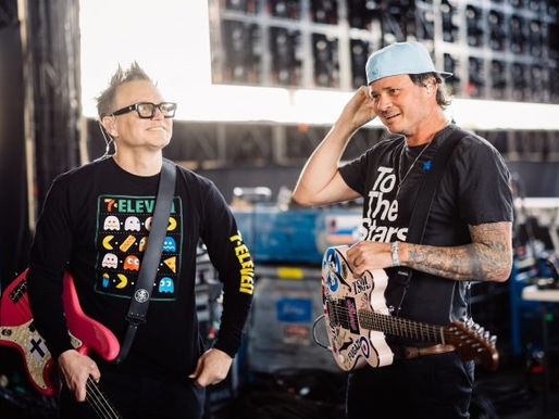 Tom DeLonge reage a Mark Hoppus ouvindo Angels & Airwaves antes do show do Blink-182; veja