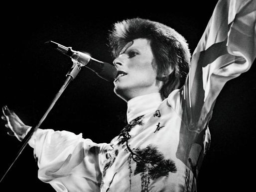 Imagens inéditas de David Bowie tocando 'Starman' na turnê Ziggy Stardust são reveladas