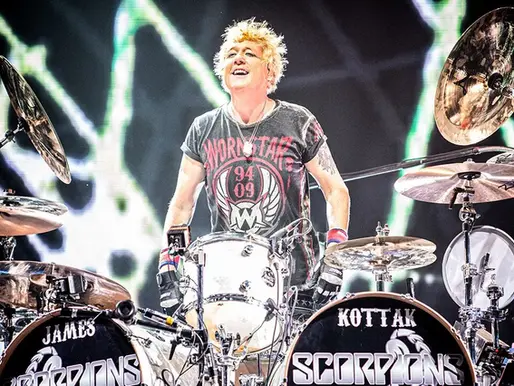 James Kottak, ex-baterista do Scorpions, morre aos 61 anos