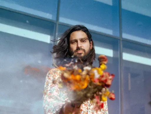 Ian Ramil quebra hiato e volta com o belo e harmonioso 'Tetein', um misto de frescor e paternidade