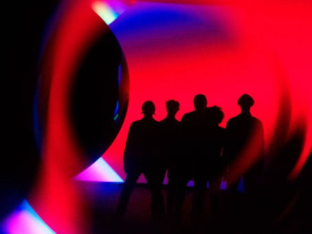 Arcade Fire revela detalhes do novo álbum 'WE' e compartilha a nova e bonita "The Lightning, I,II"