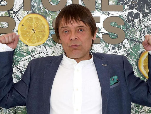 Gary "Mani" Mounfield, baixista da lendária banda de Manchester, The Stone Roses, faleceu aos 63 anos.