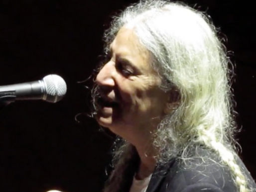 Patti Smith desmaia durante show em São Paulo, mas retorna ao palco para emocionar fãs com encerramento surpresa