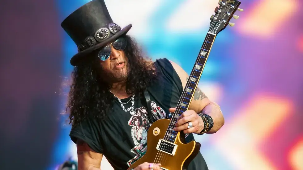 Slash tocando sua guitarra