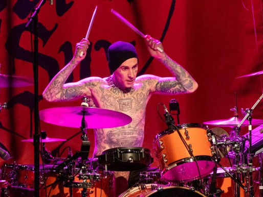 Travis Barker sofre lesão no dedo durante os ensaios da turnê do Blink-182