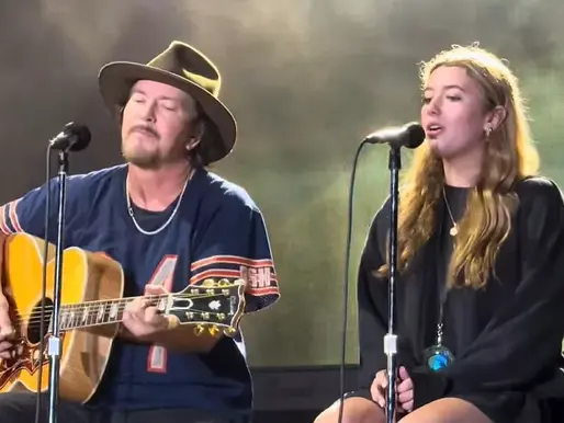 Eddie Vedder faz dueto com a filha ao cantar Taylor Swift em show do Pearl Jam