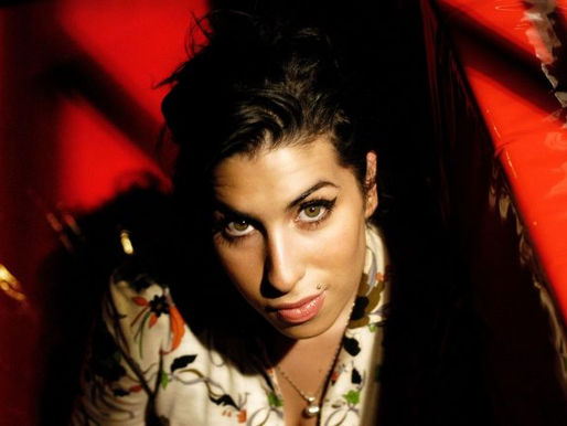 Inédito: vídeo de Amy Winehouse cantando 'In My Bed' de 2004 é lançado no YouTube