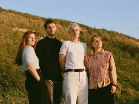 Ouça: "Back To The Radio" novo single do Porridge Radio, banda anuncia novo disco.
