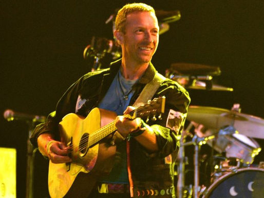 Coldplay homenageia Michael Eavis e Michael J. Fox no Glastonbury 2024