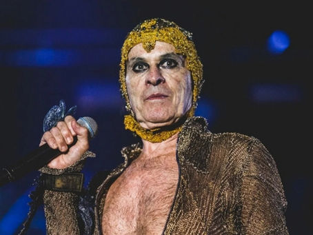 Ney Matogrosso faz show empolgante no The Town, acentuado por luzes vibrantes