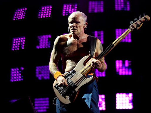 Flea, do Red Hot Chili Peppers, vai transmitir novo podcast com convidados especiais