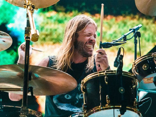 Tocante: filho de Taylor Hawkins toca bateria em "My Hero" em homenagem ao pai; confira