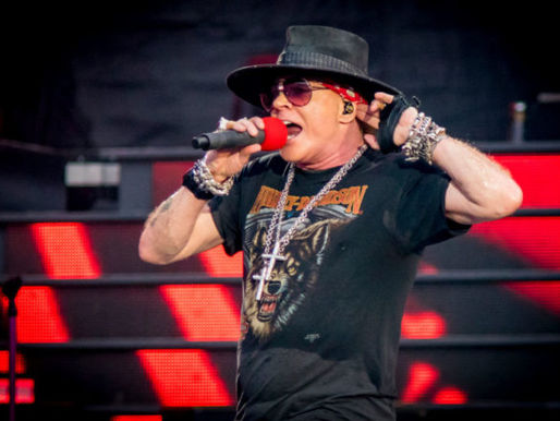 Axl Rose, do Guns N' Roses, compartilha atualização de saúde após adiar show