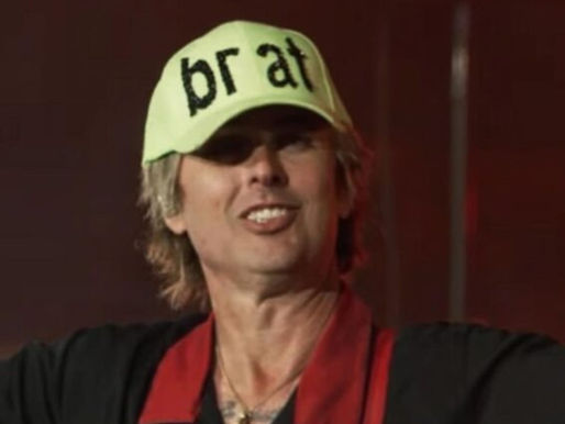 Billie Joe Armstrong aparece com boné escrito “Brat” e encerra rumores de tensão com Charli XCX no Coachella