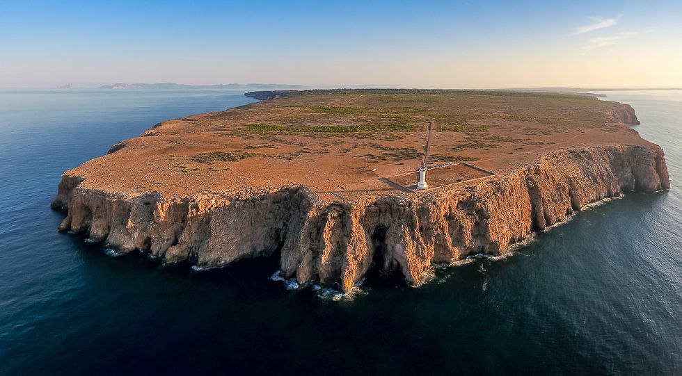 Vistas del Acantilado y Faro de la Mola