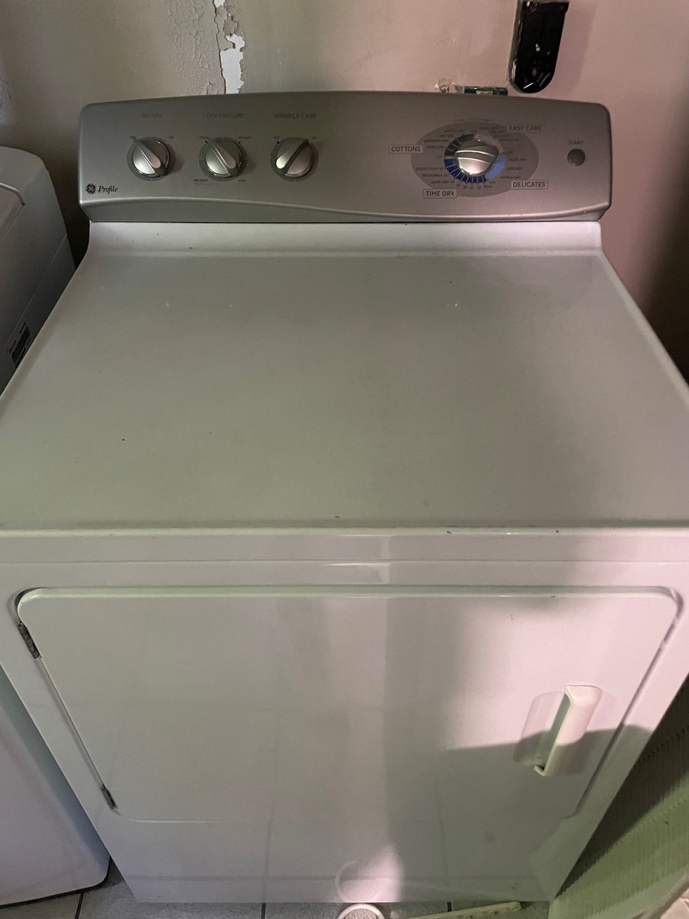 a white dryer that has the word delicates on it
